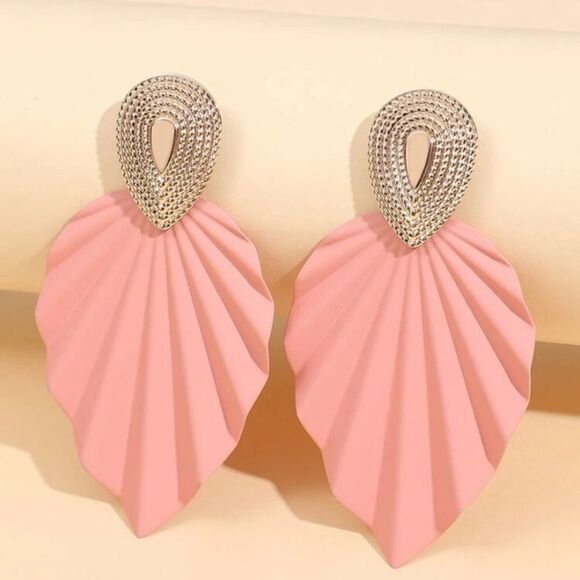 3for$20 NEW Textured Leaf Drop Earrings - Picture 1 of 4